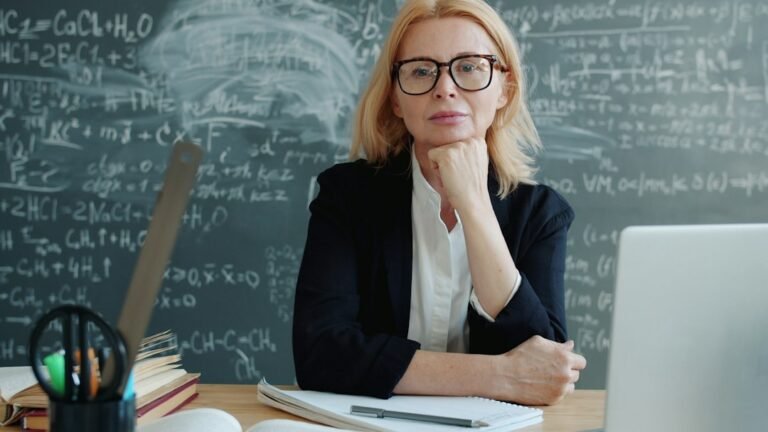 Professora em sala de aula, representando doenças que podem ter relação com o trabalho docente